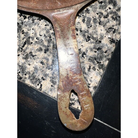 FRENCH CAST IRON BRONZE HEART SHAPED MUFFIN PAN "COUER DE FER" SKILLET PATINA - Picture 3 of 7